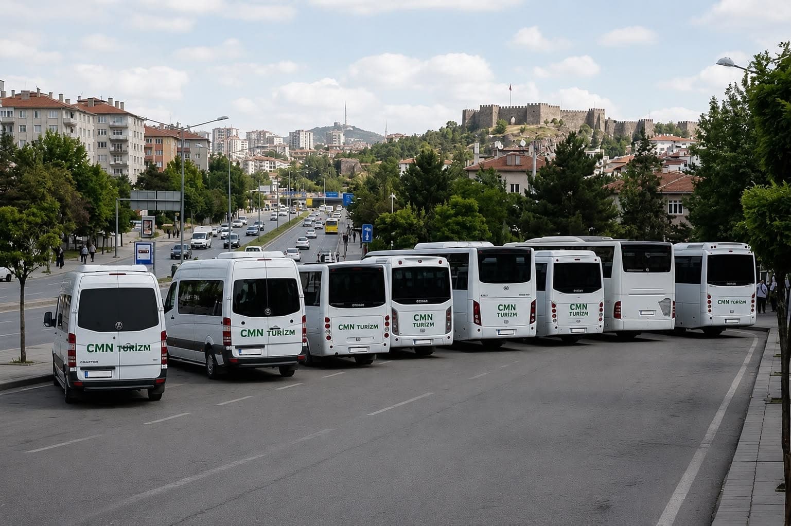 CMN Çimen Turizm filosu Ankara Kalesi manzarası önünde sıralanmış