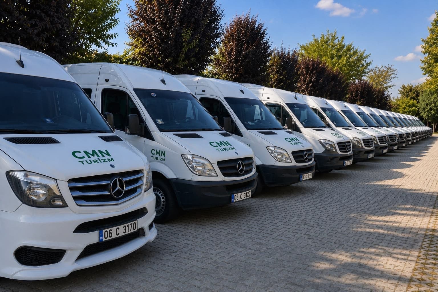 CMN Çimen Turizm filosunda sıralanmış beyaz Mercedes Sprinter minibüsler