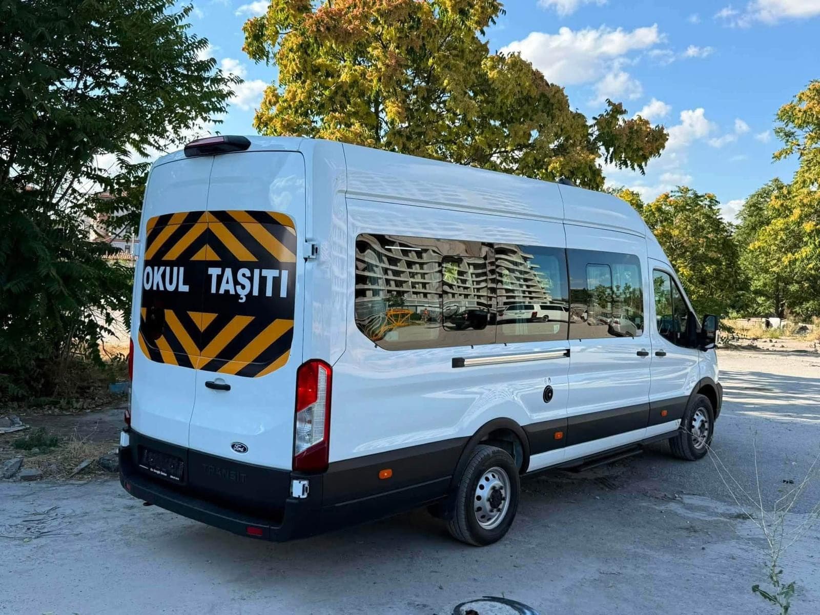 OKUL TAŞITI işaretli beyaz Ford Transit okul servisi aracı
