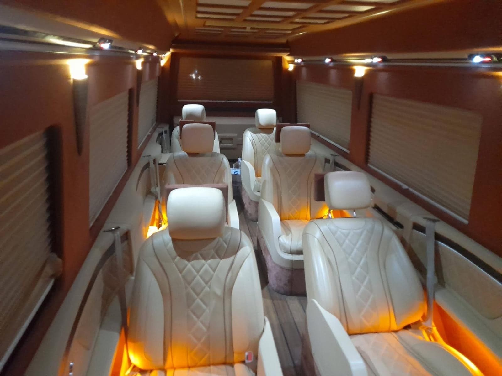 Sprinter VIP iç mekânı: krem deri kaptan koltukları ve ambiyans aydınlatması