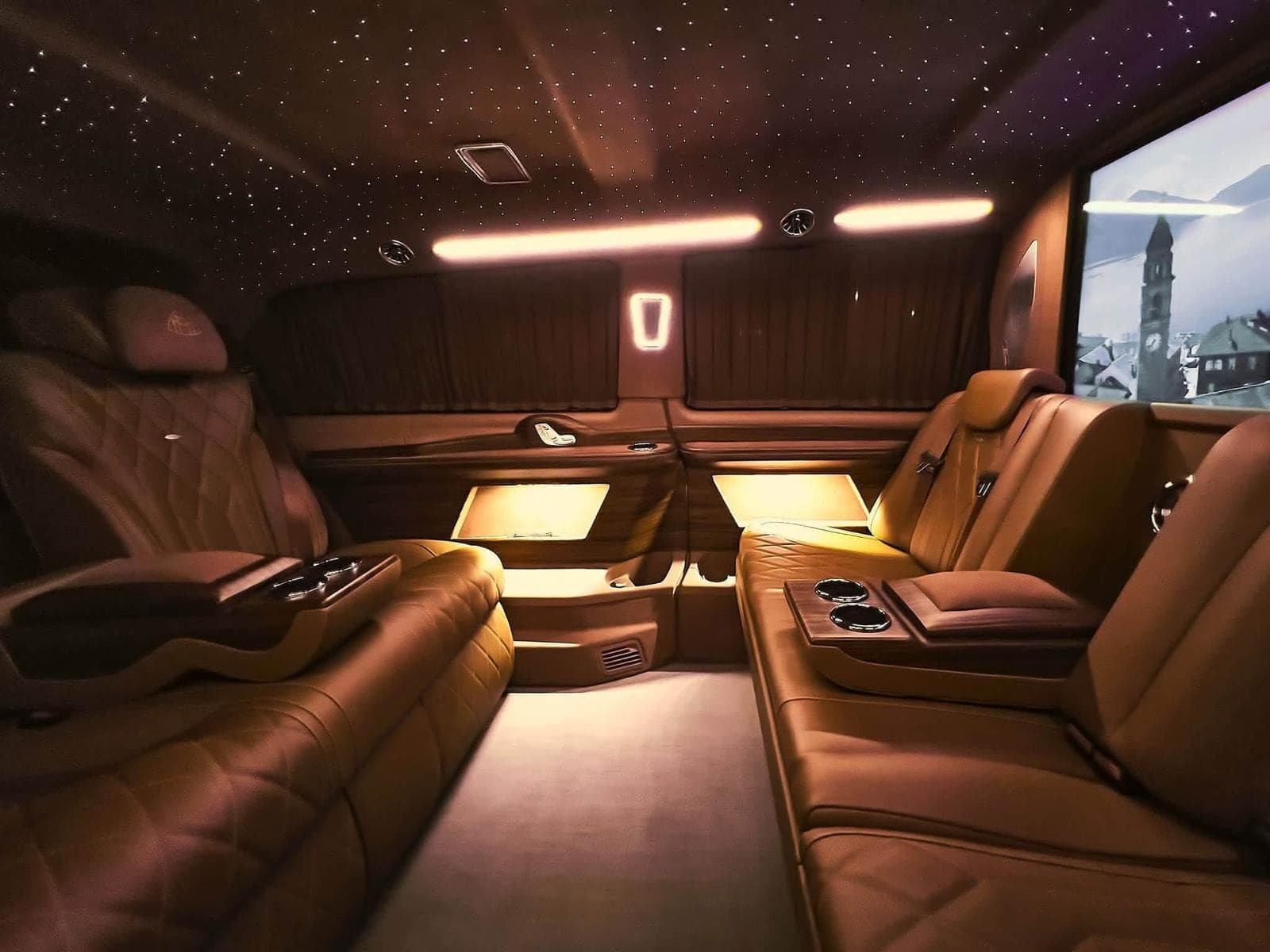V-Class VIP kabini: taba deri koltuklar, yıldızlı tavan ve ambiyans aydınlatması