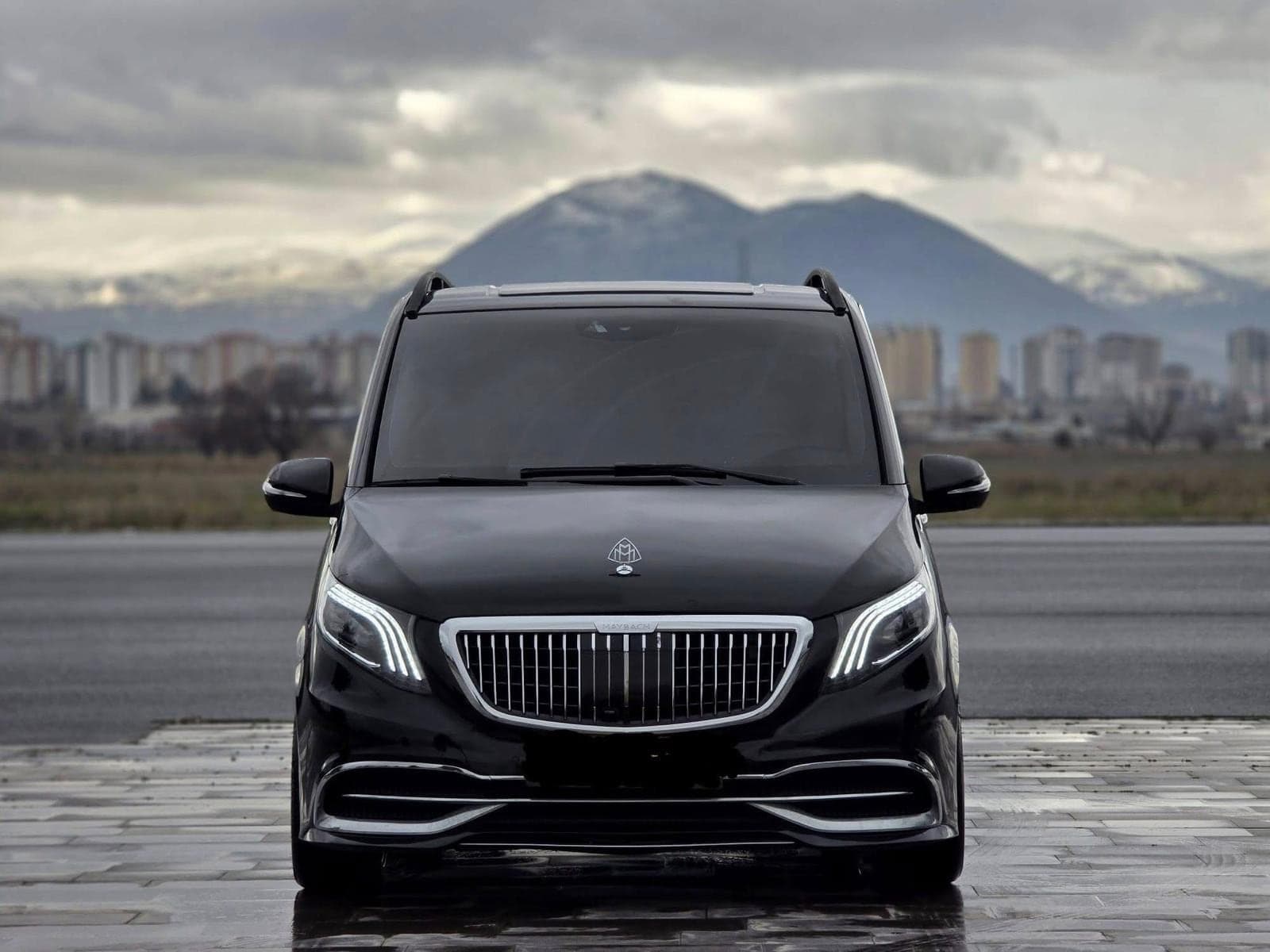 Maybach kaplamalı Mercedes V-Class, önden görünüm