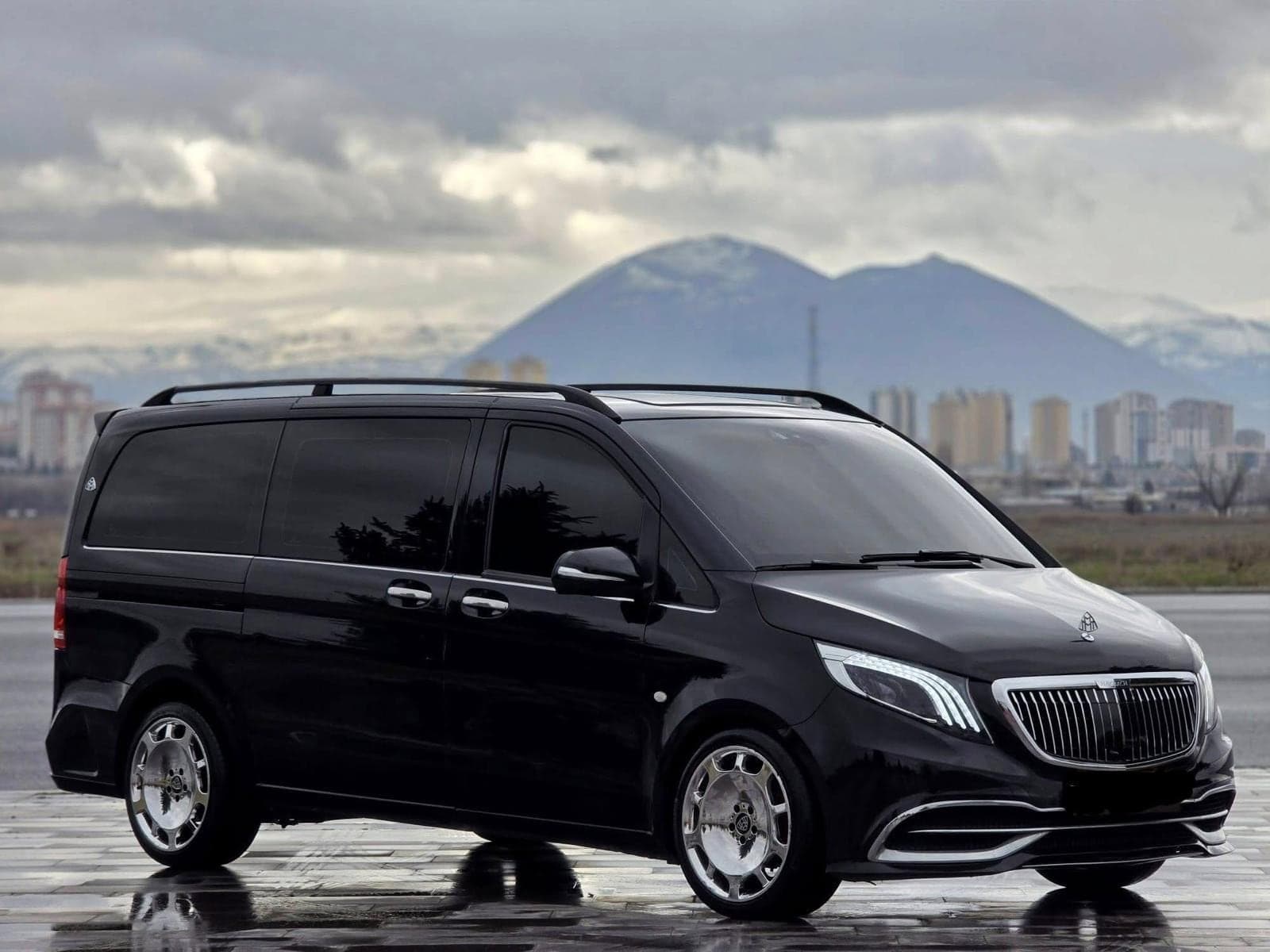 CMN Çimen Turizm VIP filosundan Maybach kaplamalı siyah Mercedes V-Class