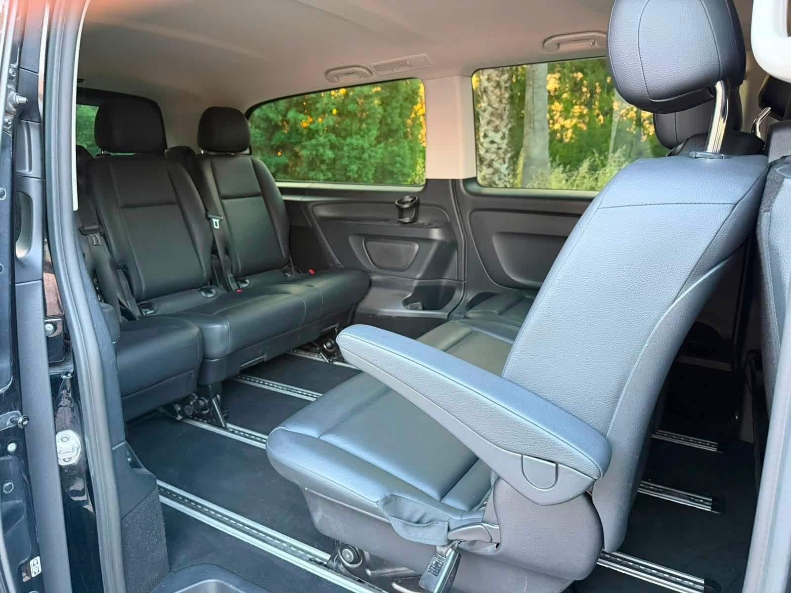 Mercedes Vito iç mekânı: deri koltuk sıraları ve geniş diz mesafesi