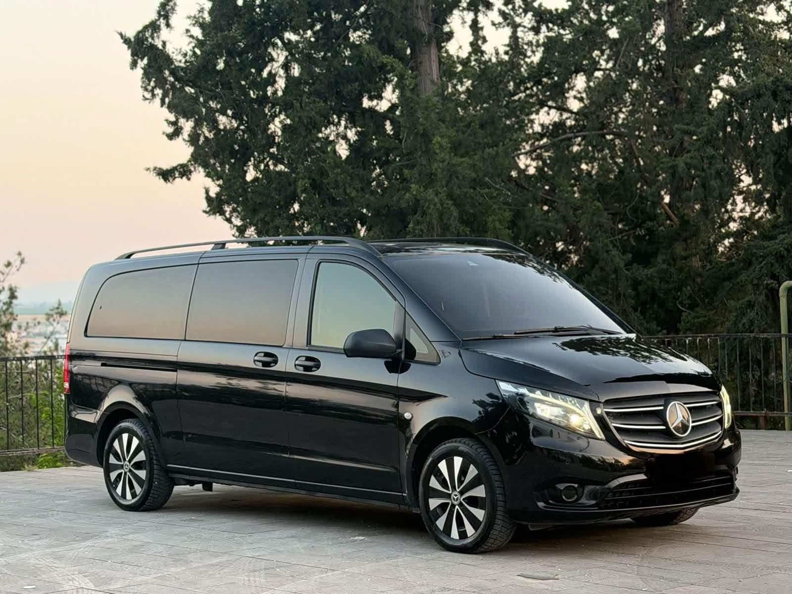 Kurumsal tahsis için siyah Mercedes Vito