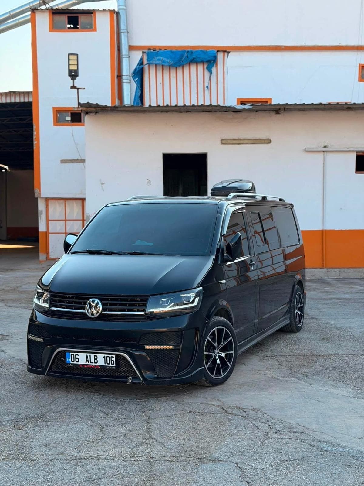 Konvoy düzeni için siyah Volkswagen Transporter
